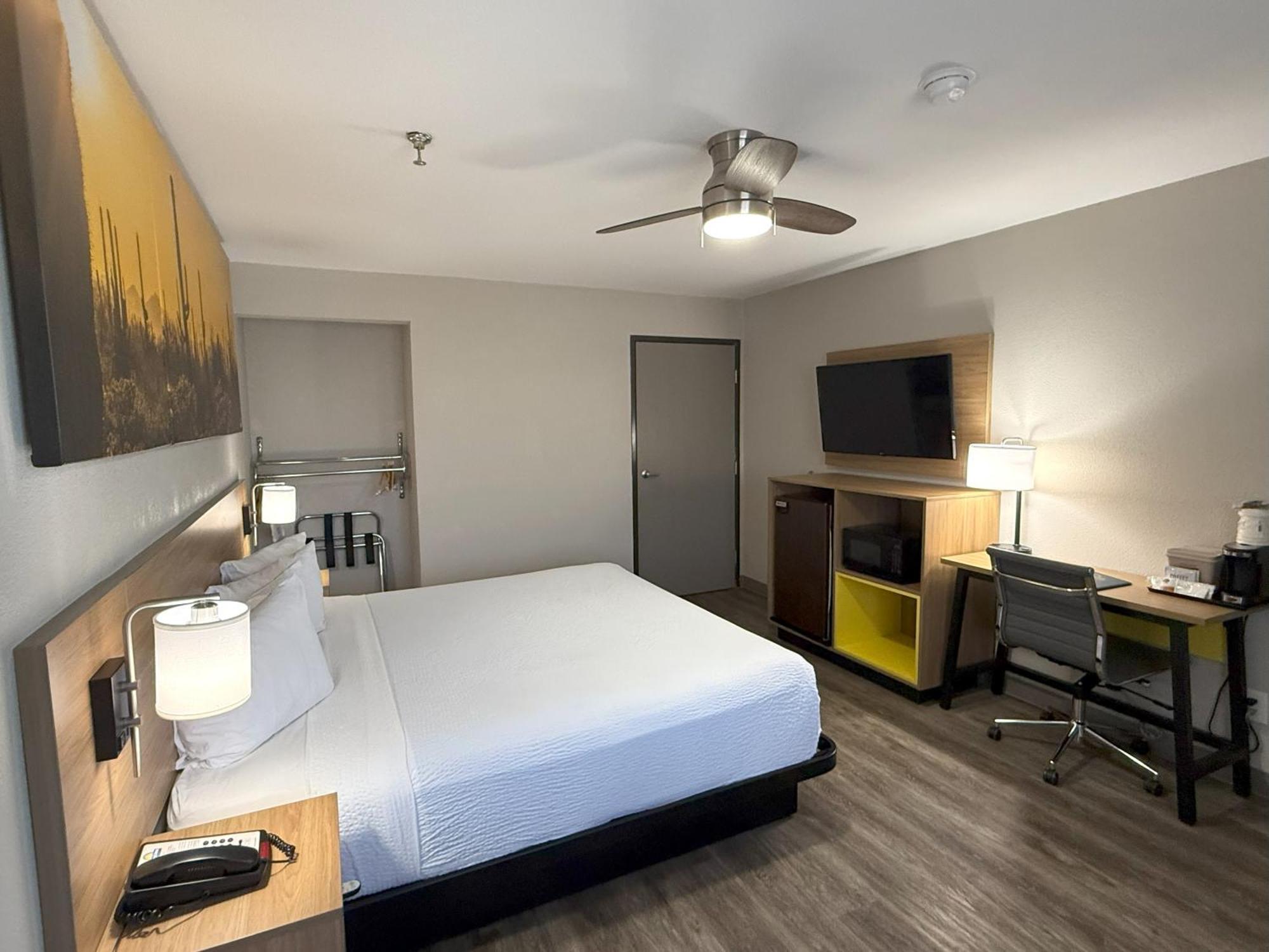 King Room Mobility Access or Non-Smoking Non Pet Friendly,1674713966:JPEG