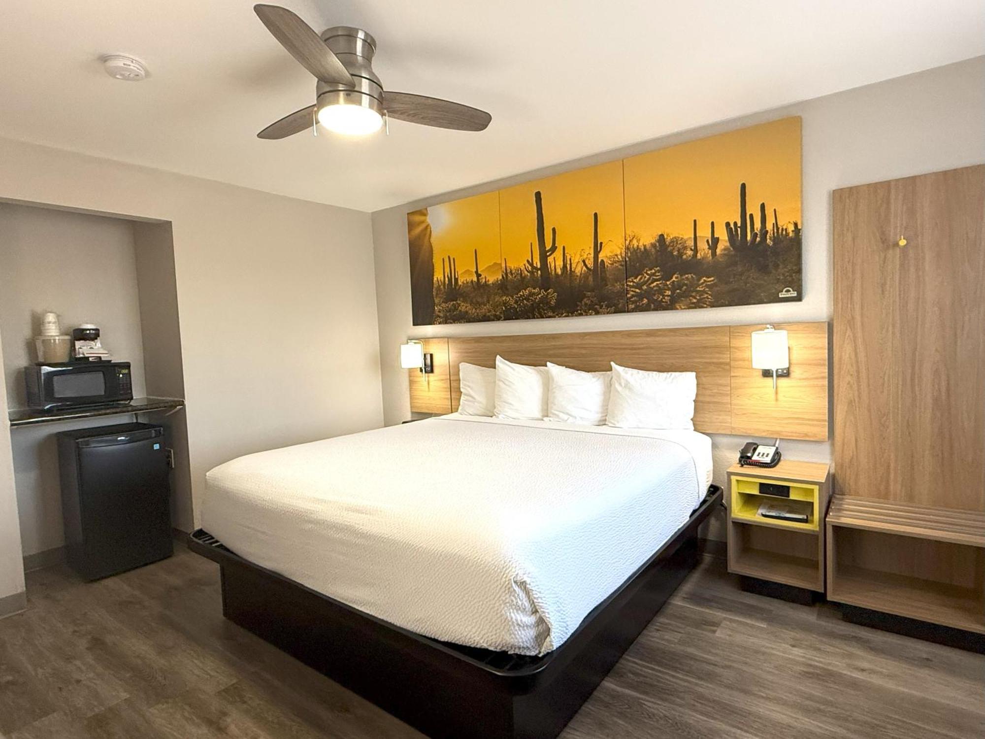 King Suite Walk Shower Pet-Friendly Non-Smoking,1674713963:JPEG